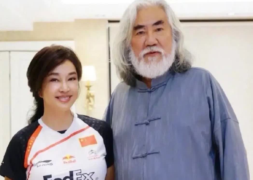 刘晓庆和张纪中都是娱乐圈的常青树，两人年纪相仿，人生却非常精彩，刘晓庆一辈子活得