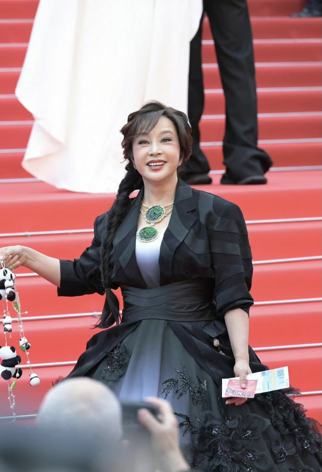刘晓庆这翡翠项链也太壕了，随便一颗都够买套房，不愧是老牌女神，这气场绝了。