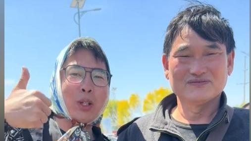 朱之文带儿媳现身菏泽牡丹园，媳妇美的像花仙子，自己却用苹果6
