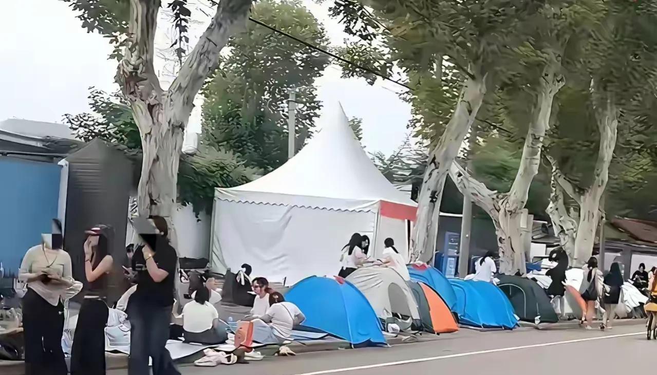 店家本想借假期冲冲营收。
可现在年轻人不知怎么了，好好的店不住，非得路边搭个蓬子