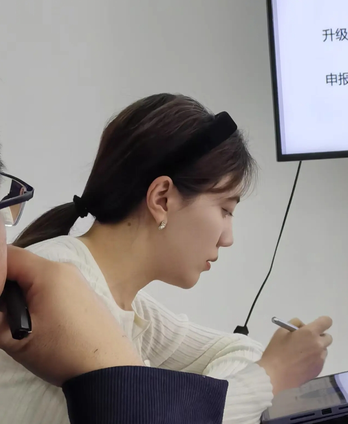 公司新来的同事，说她上面有人，要巴结巴结她吗？