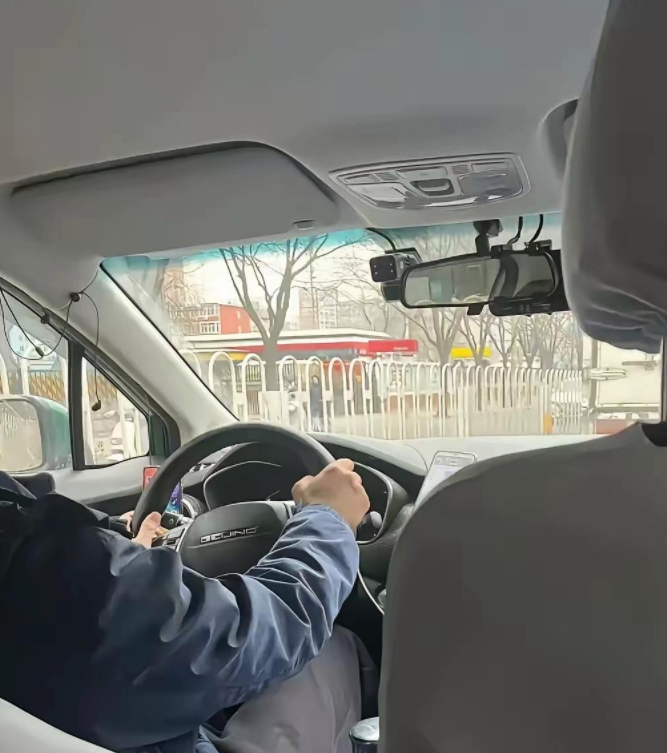 买特斯拉的人的心理经过了三大变化。
特斯拉刚进入中国时，买特斯拉的人都是有钱人，