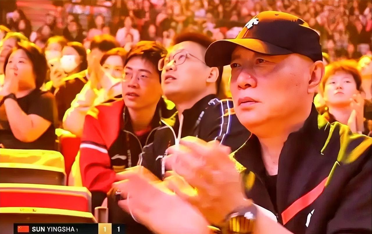 这才是对孙颖莎的真爱：
中国大满贯赛孙颖莎同平野美宇的比赛观众中，杨广弟在为莎莎