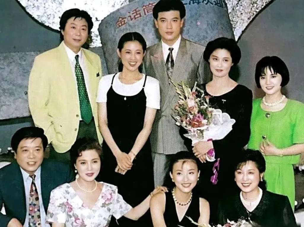 照片里还是倪萍俊秀大方，龙眉凤目，秀韵多姿！还有手抱鲜花明眸善睐的敬一丹。前排左