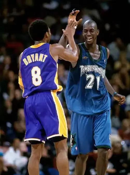 NBA2004年西决狼王加内特大战科比和奥尼尔！
第一场湖人97-88森林狼（主