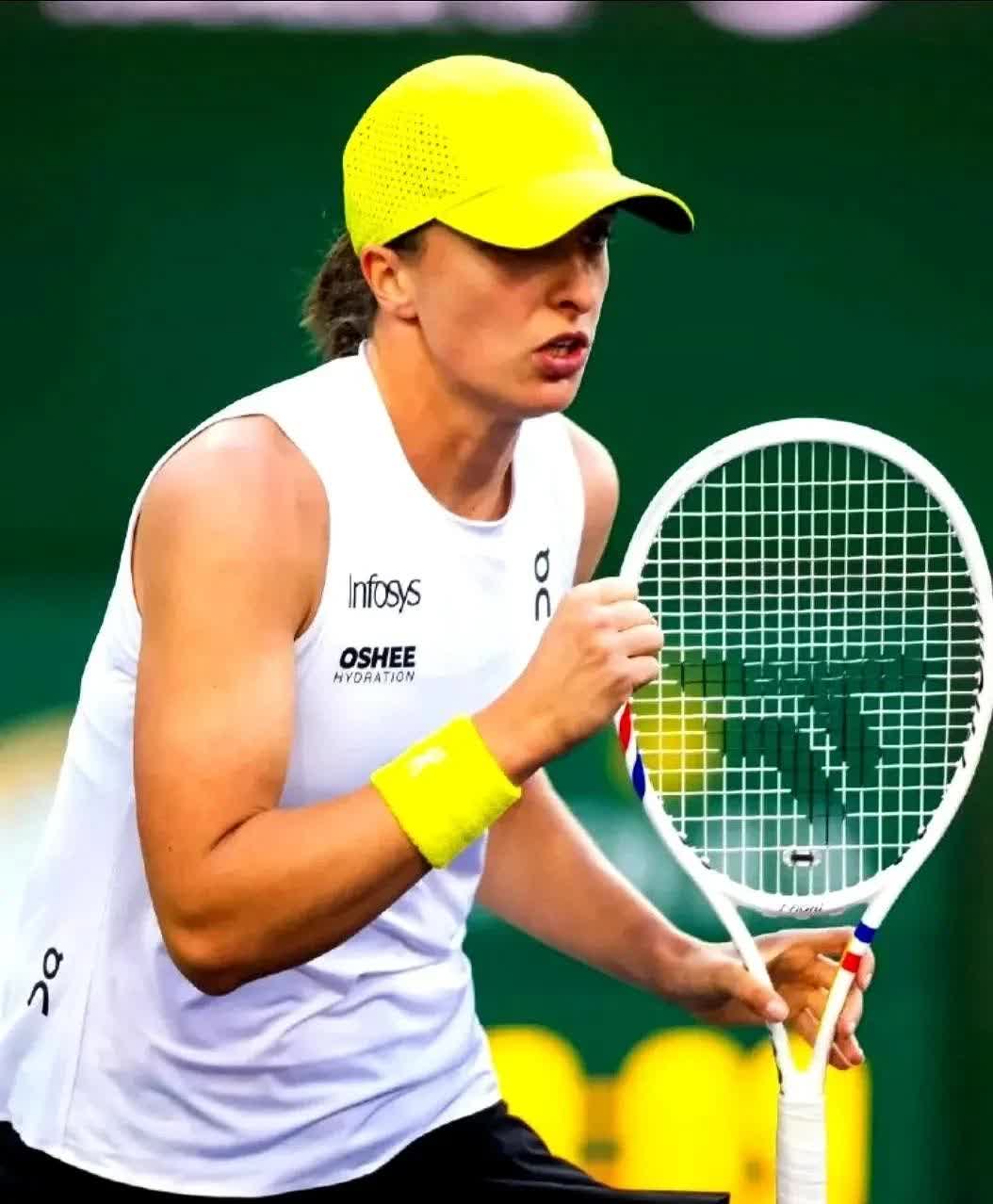 刚刚结束的一场WTA1000迈阿密站女单第四轮比赛，赛会2号种子选手、波兰名将斯