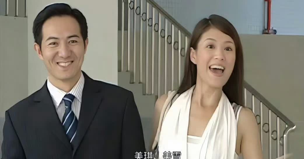 近日，《巴啦啦小魔仙》中的凌妈妈和凌爸爸时隔十七年后再次重聚。

凌妈妈的扮