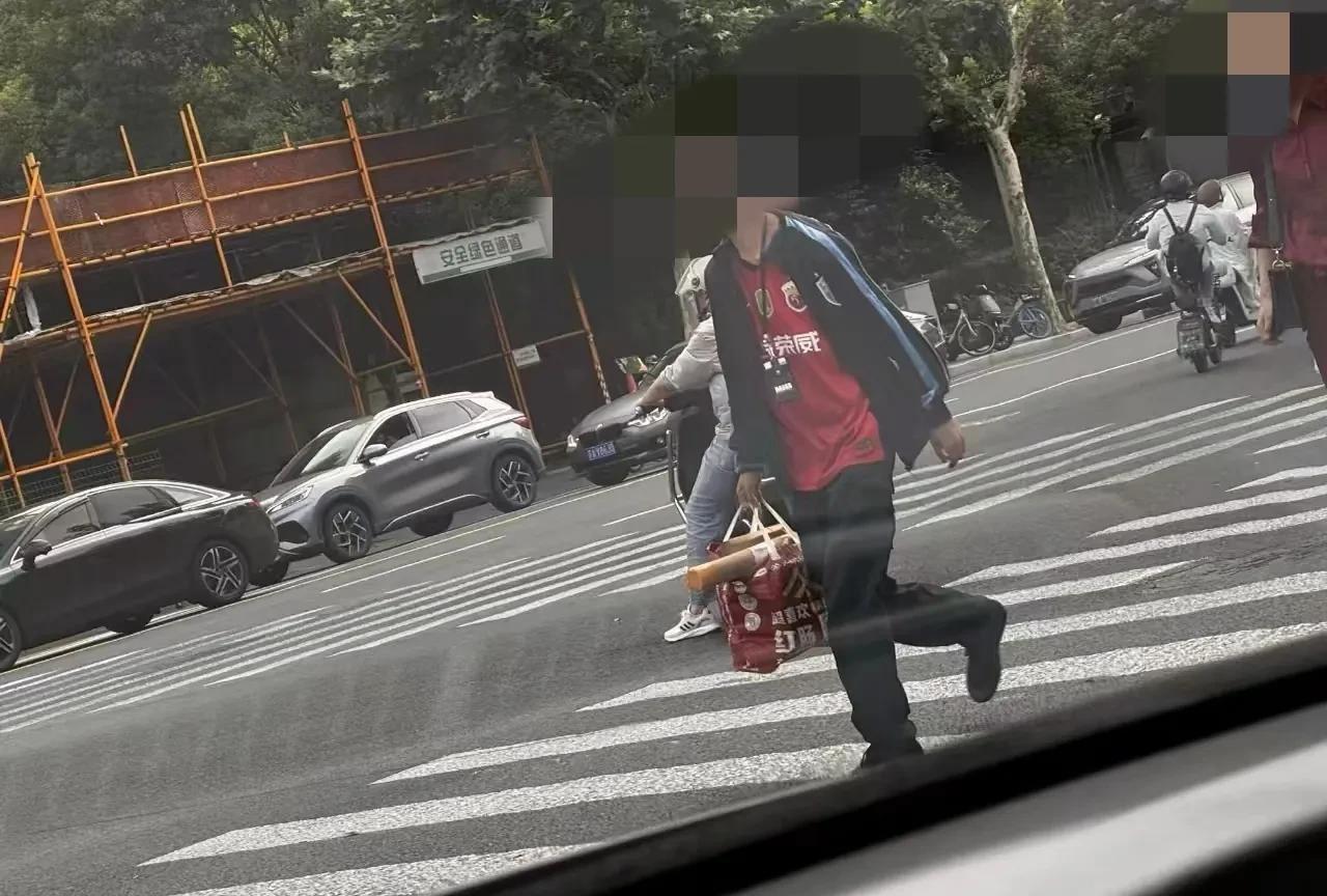 意料之中的事情还是来了，惹事生非的人也出现了，今晚，八万人安检能过吗？热闹了。这