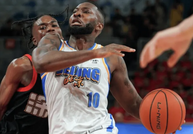 昨日CBA常规赛，北京110-118不敌深圳。
赛后，博主王珅葳社媒发文点评本场