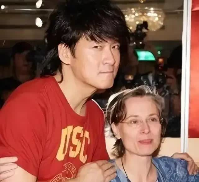 这是年轻的周华健和他的美国老婆康粹兰的合影，我们看到康粹兰看起来比周华健大很多，