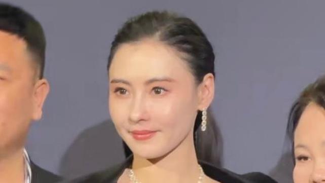 张柏芝红毯封神！45岁珠圆玉润碾压白幼瘦 苏州之夜美出新境界