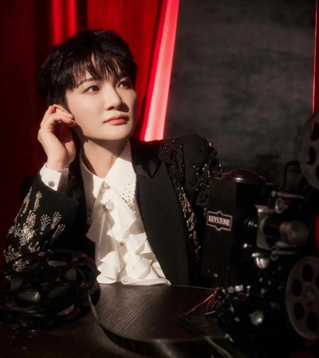 #周深高定#
很奇妙，在浮华的娱乐圈里，周深的私服总带着股老一辈艺术家的朴素劲儿