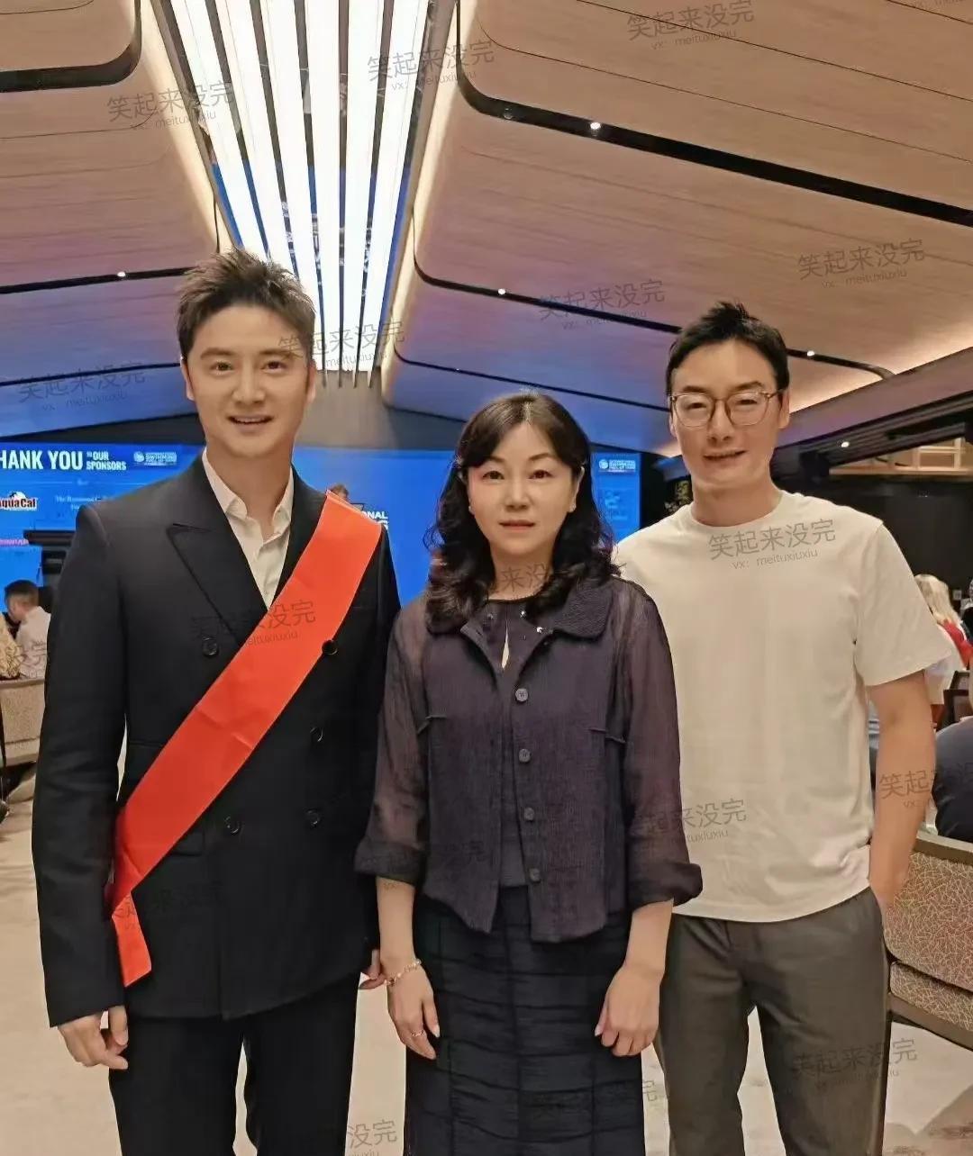 看周继红太年轻了。这是她和昔日的弟子田亮秦凯的合影。看如今田亮都46岁了，秦凯年