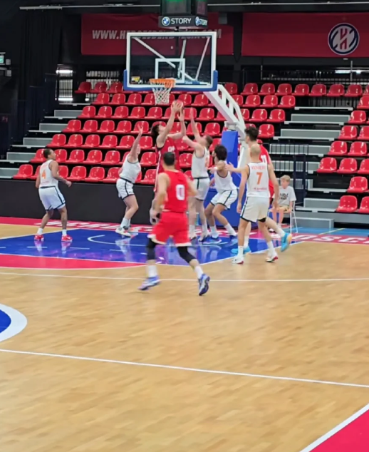 绝平被帽，中荷二番战中国男篮两分惜败

在与荷兰男篮的热身赛中，中国男篮首场公开