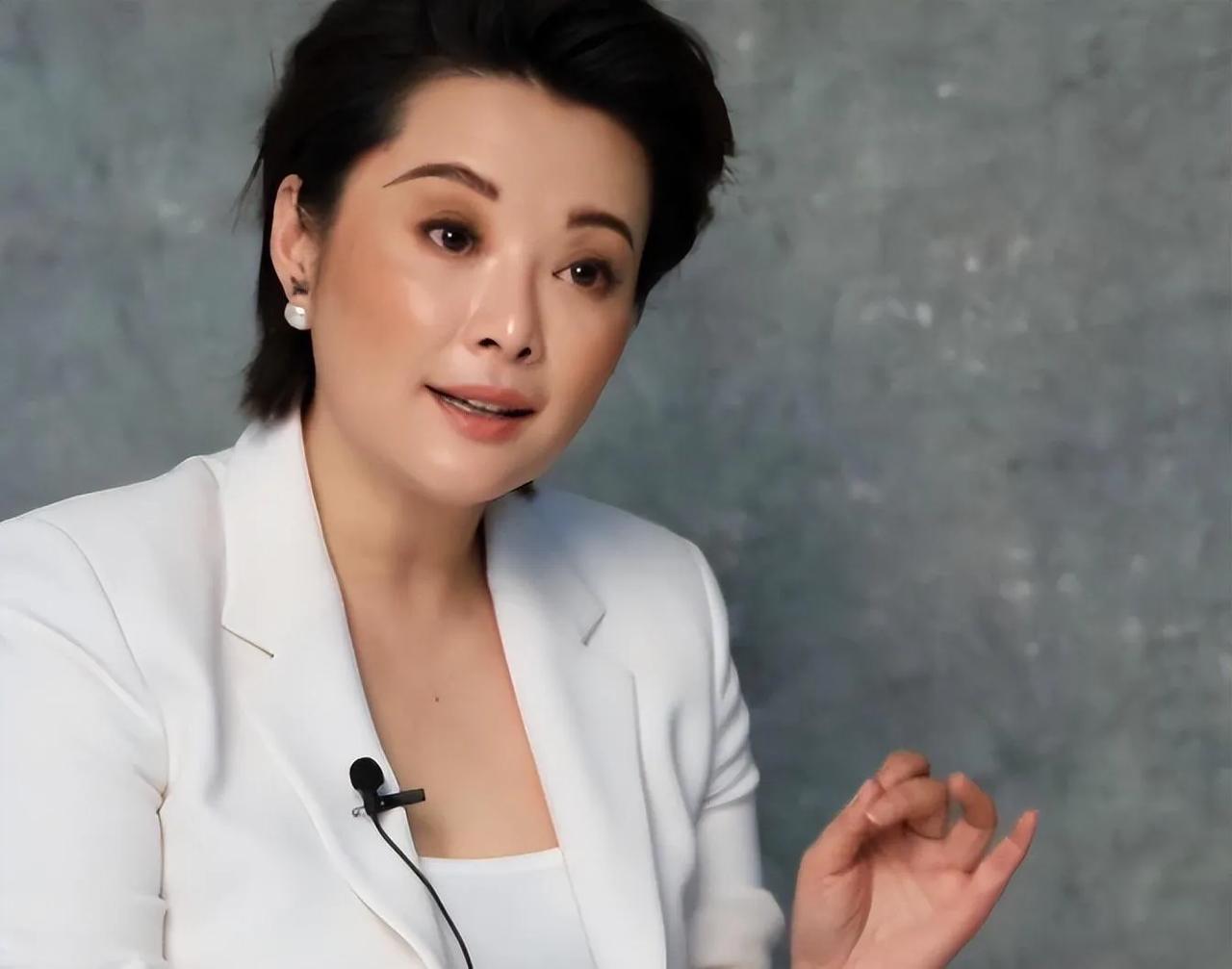 一次，袁立剩下最后一场戏，拍完就可以拿片酬走人了，没想到制片人对她说：“今晚你陪
