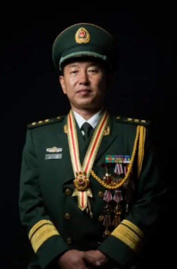 2008年，三名中国联防队员在执勤时遭到匪徒袭击，指挥员赶到现场后，果断做出决策