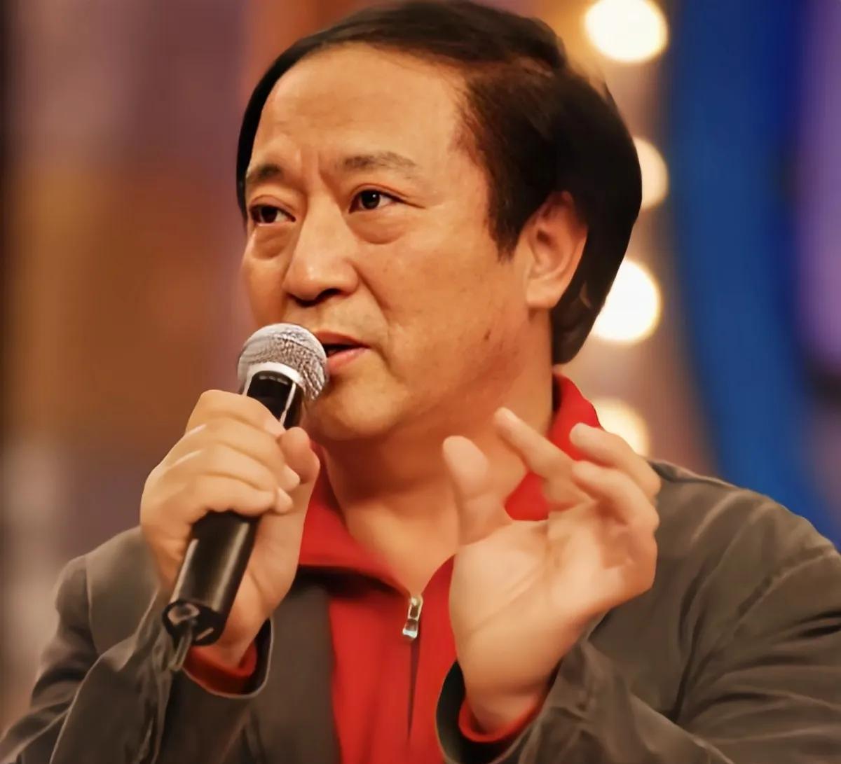 牛群老师，进啥德云社养老，开启直播说相声，带货轻轻松松把钱赚
网上都在传牛群老师