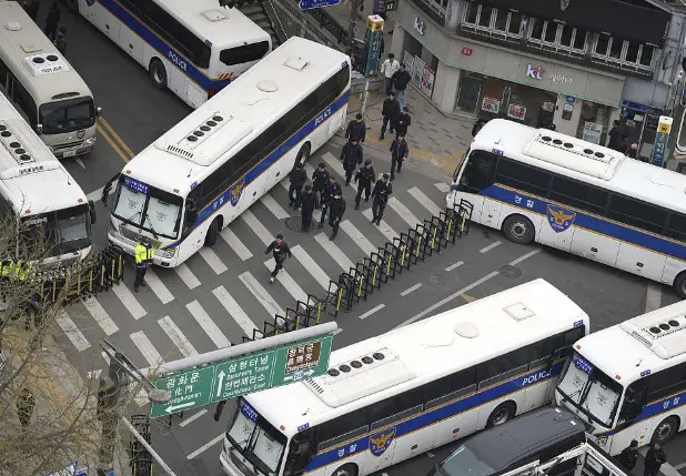 尹锡悦弹劾案宣判在即，韩国警方在宪法法院周边建成“车墙要塞”
韩德洙在主持召开治