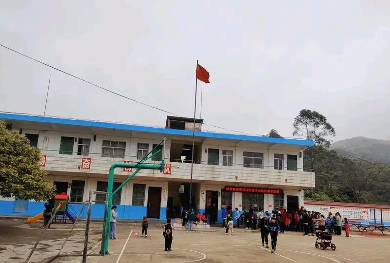 教龄30年的初级教师真实工资曝光[流泪]晋级职称之路太坎坷了[爆竹]1995年参