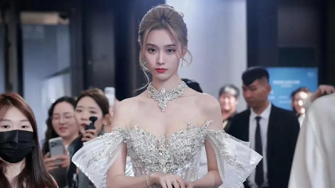 比婚纱更美？徐艺洋的鱼尾裙和金色旗袍成焦点