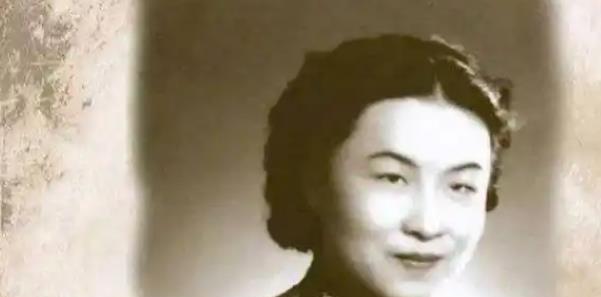 1901年，杨绛的三姑母杨荫榆，年仅17岁就被迫嫁给了蒋家傻儿子。
杨荫榆的父母