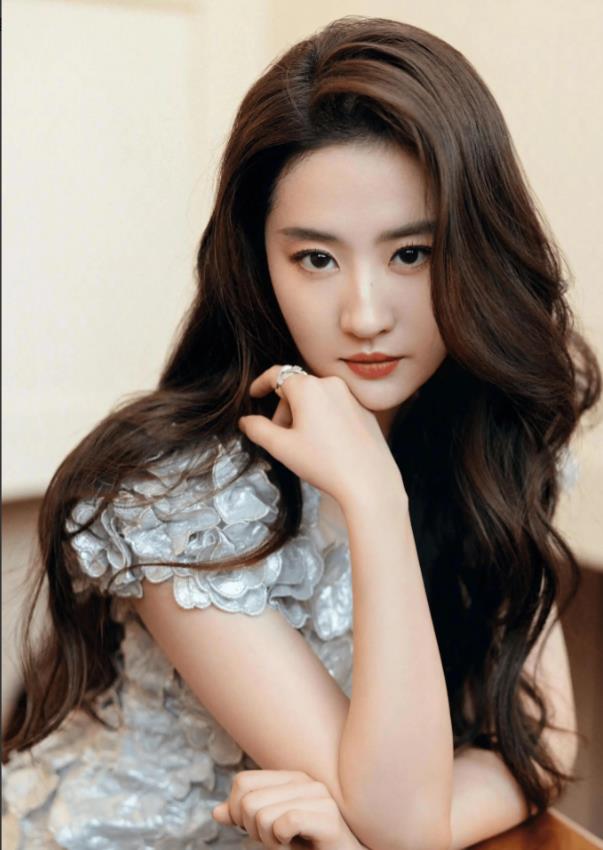 拥有美国国籍的刘亦菲，却被中国外交部点名力赞为“真正的中华儿女”，这到底是怎么回