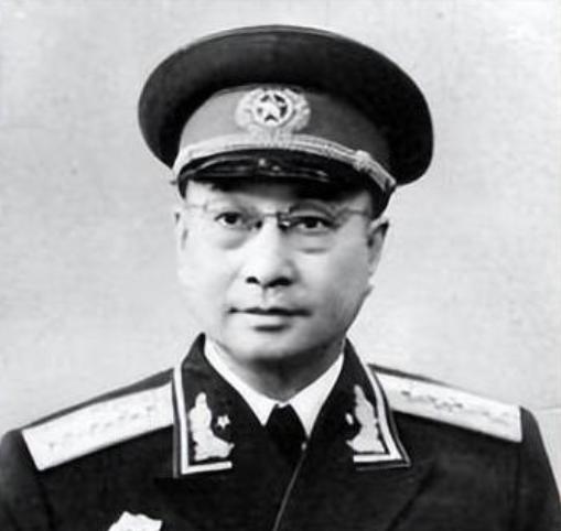 1953年，陈赓在哈尔滨筹建学校，开车外出办事时被交警拦下。只见那交警直接大摇大