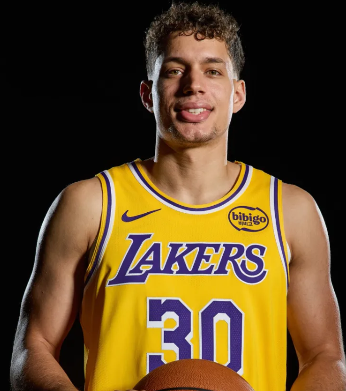 NBA官方更新动态，晒出一张湖人球员克里斯-马农的照片并为其献上生日祝福。
“让