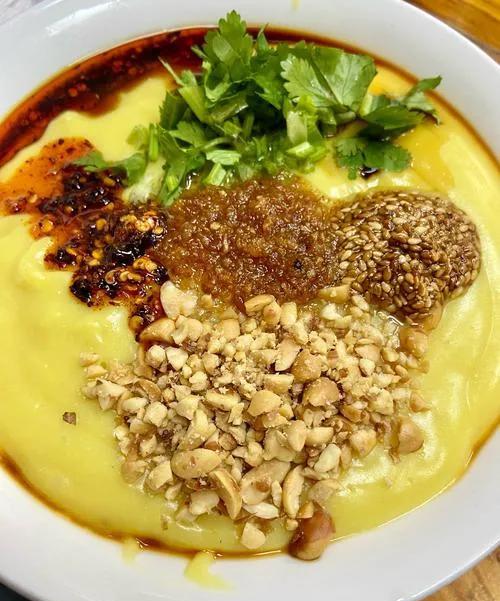 云南省德宏州十大美食
一、稀豆粉
二、炸竹虫
三、景颇族舂菜
四、泼水粑粑
五、