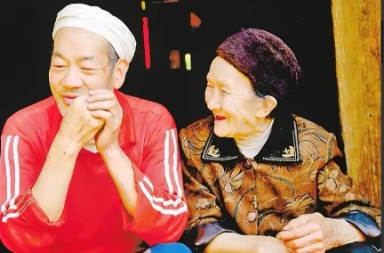 19岁重庆小伙带29岁寡妇私奔，隐居深山50年，凿出6208级爱情天梯。1956