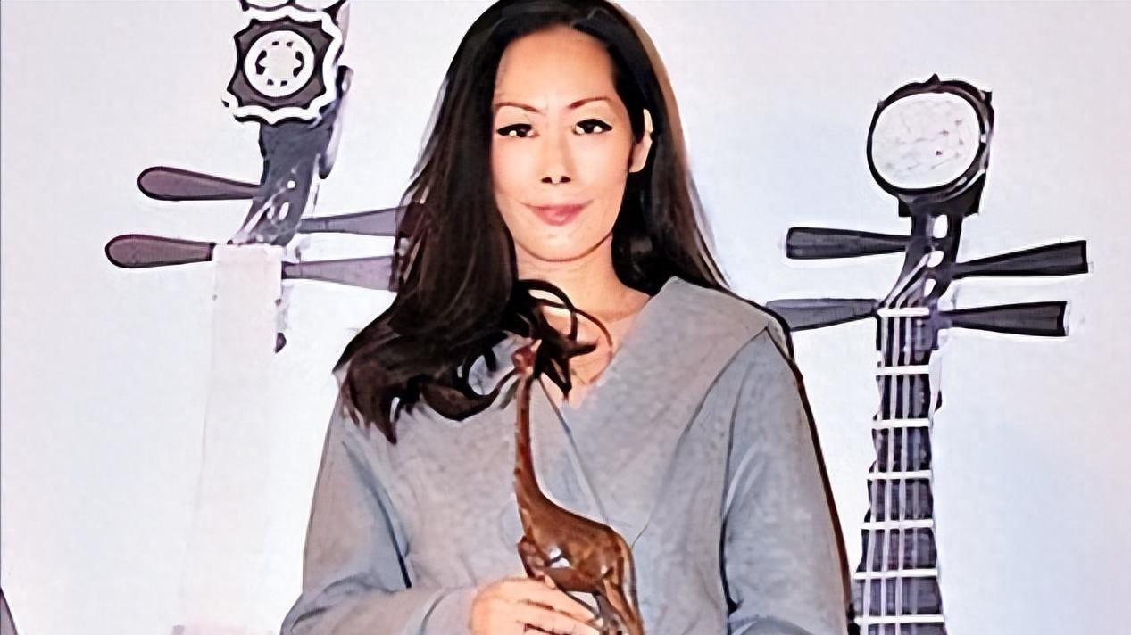58岁关淑怡街头翻垃圾桶？曾碾压王菲的天后，怎么活成了这样