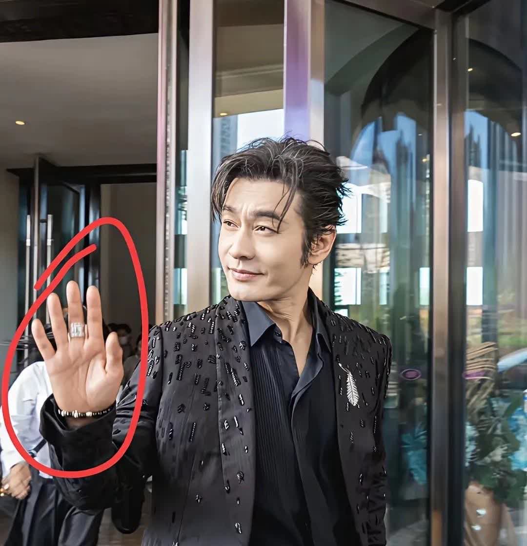 黄晓明的身高一直是个谜，他自爆身高是179，而当他和身高178的周润发站在一起就