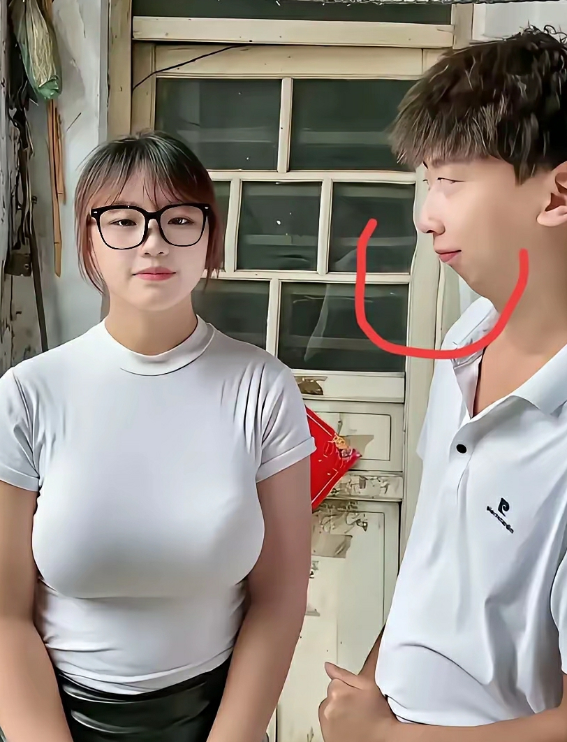 我看她老公长的有点像冯巩，大家说像不像