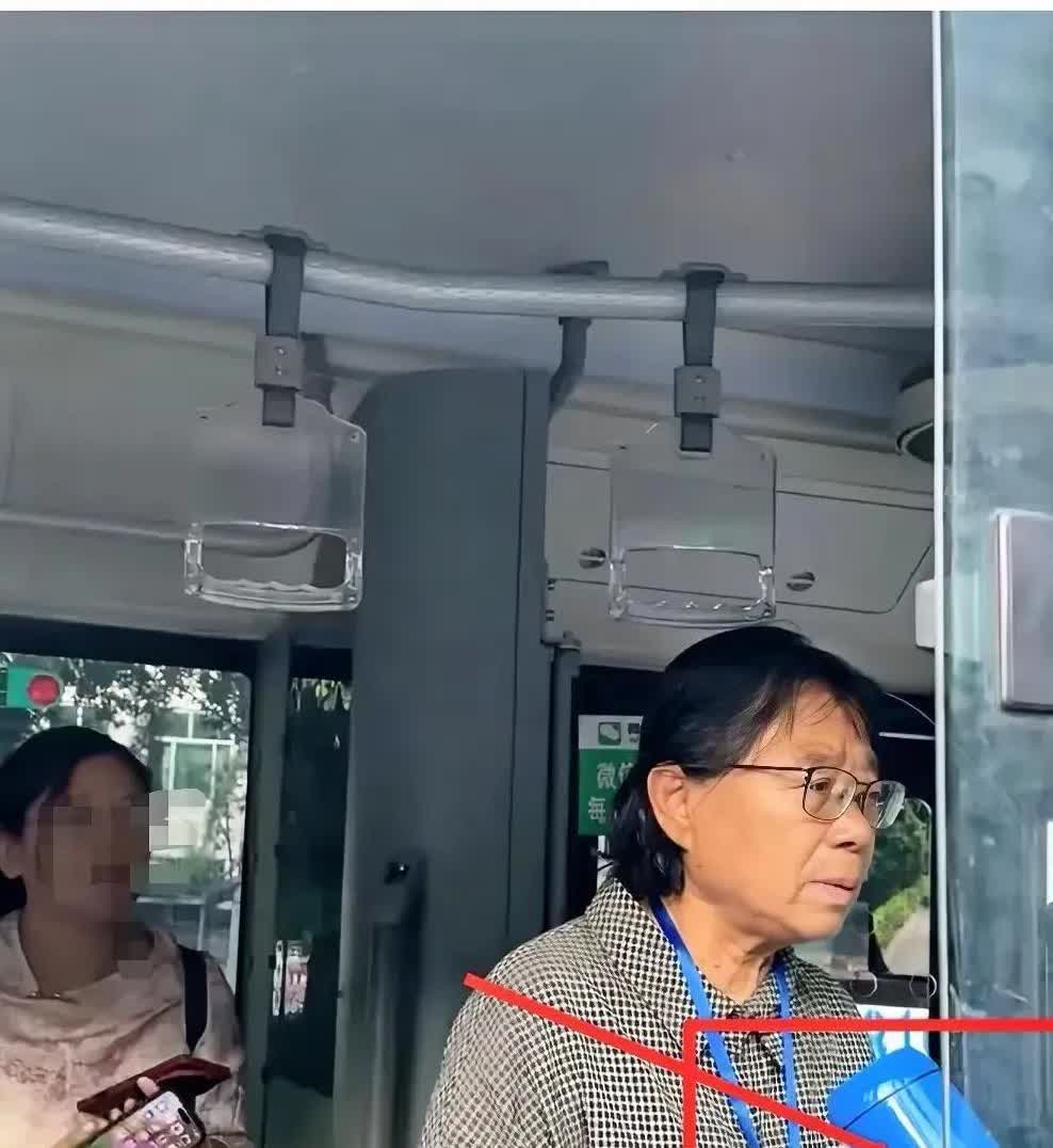张桂梅这个人 这个根本经不起研究 因为仔细一查，你就发现她这个人 真的太有爱了，