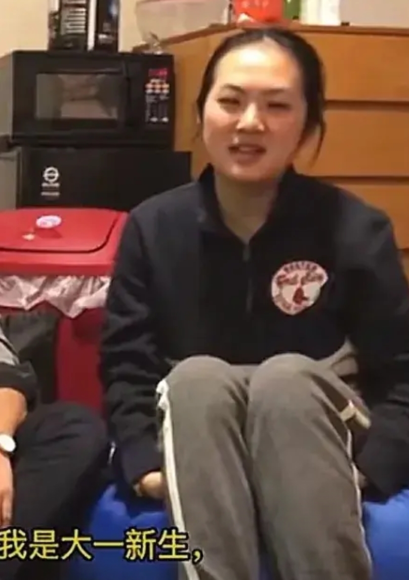 这是姚安娜在哈佛大学上大一时候的照片。
穿的衣服就像是天天坐在电脑旁，待在实验室