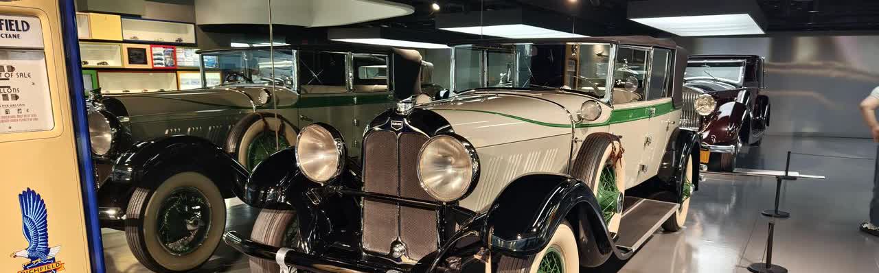 奥本1930。20世纪初期，除了底特律之外，美国全境分布着大大小小的汽车厂商。奥