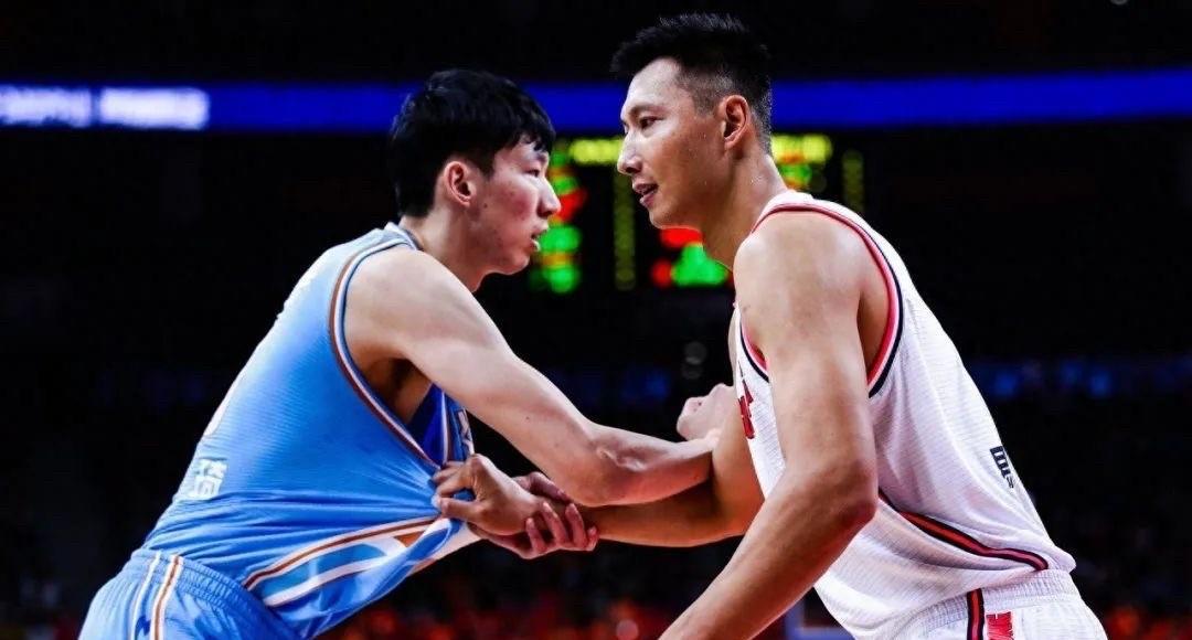 周琦与易建联本就不在同一层次，二者缺乏直接可比性——无论是球技的成熟度、赛场内外