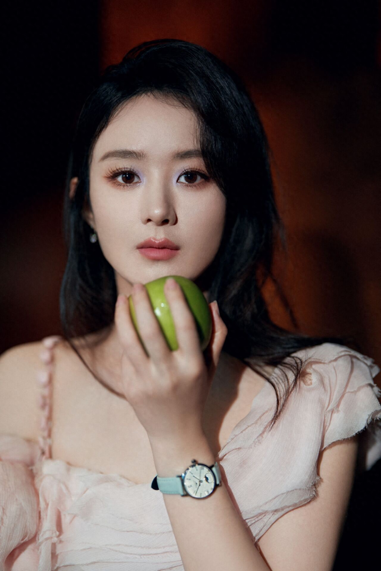 赵丽颖悦动优雅造型：尽显女神风采！
