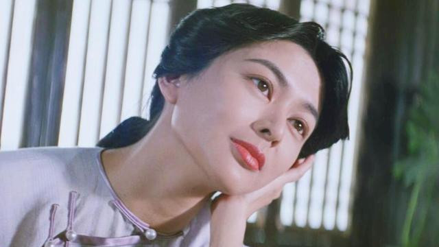 关之琳转眼间今年已经62岁了，相比于年轻时期的潇洒，关之琳现在的生活可以说简简单单