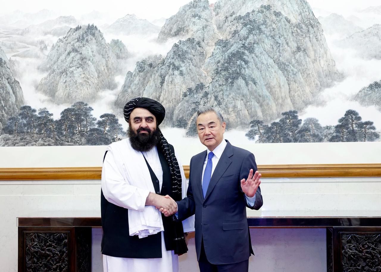 外交部发言人林剑今天发文说：“中国外长王毅在北京会见阿富汗代理外长阿米尔·汗·穆