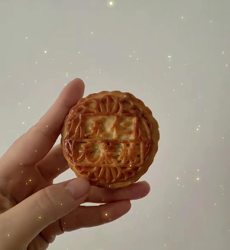 愿所有努力生活的人花好月圆，生活一年比一年甜[比心]