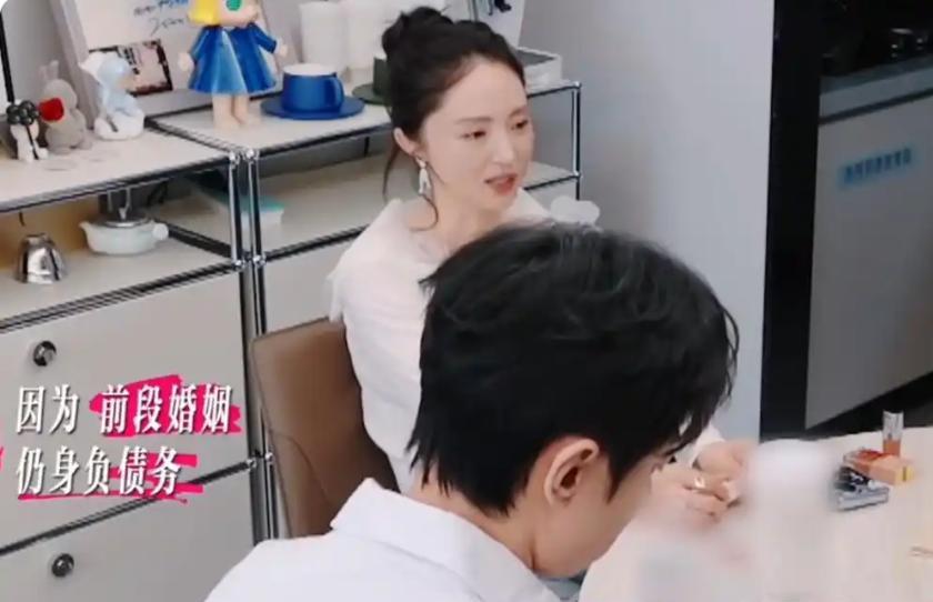 为了前夫，董璇欠债4900多万。
董璇说：其实他不想离婚，他还想继续把我当摇钱树