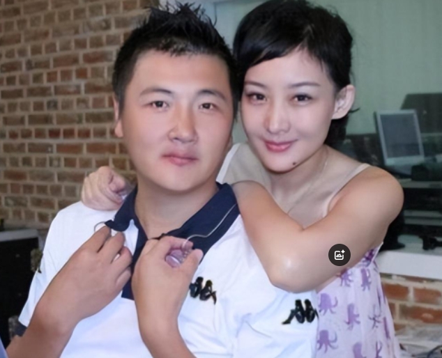 1999年，成名后的孙楠抛弃了同居10年的女友辛欣，转身娶了神交已久的买红妹。9