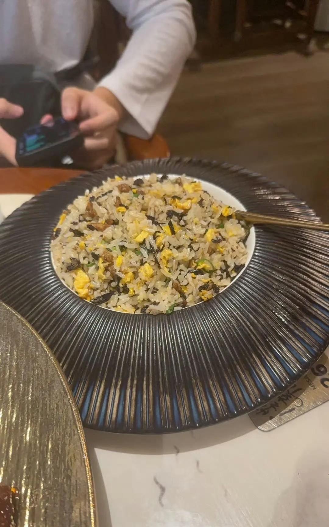 辽篮小将黄秋实这步棋走对了！在西班牙吃晓得喝辣的，打球像个男子汉，和张峻豪一起吃