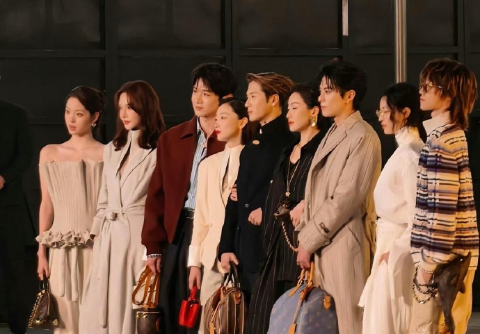 中间几位明星手腕手站C位，钟楚曦也只能干瞪眼，想挤也挤不进去啊～ ​​​