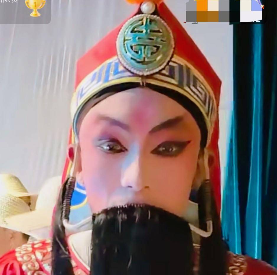 比安万帅！安嘉琪首次秀戏装，把他老爸比下去了，小伙子太帅了！这是安万的大儿子安嘉