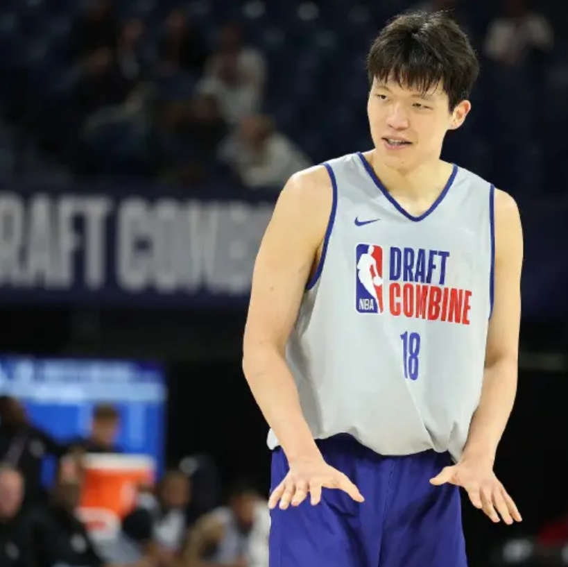 涨得太快了！杨瀚森选秀排名再度上升13位！
两家美媒NBA Draft Room