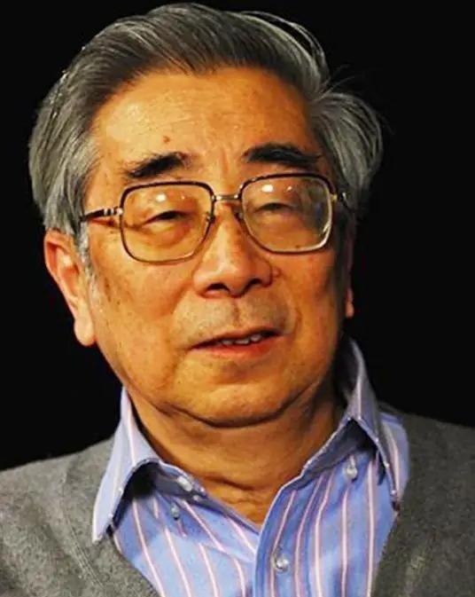 1947年，朱安去世前，留下了一纸契约，把自己的一切都给了周海婴，房子、藏书、稿