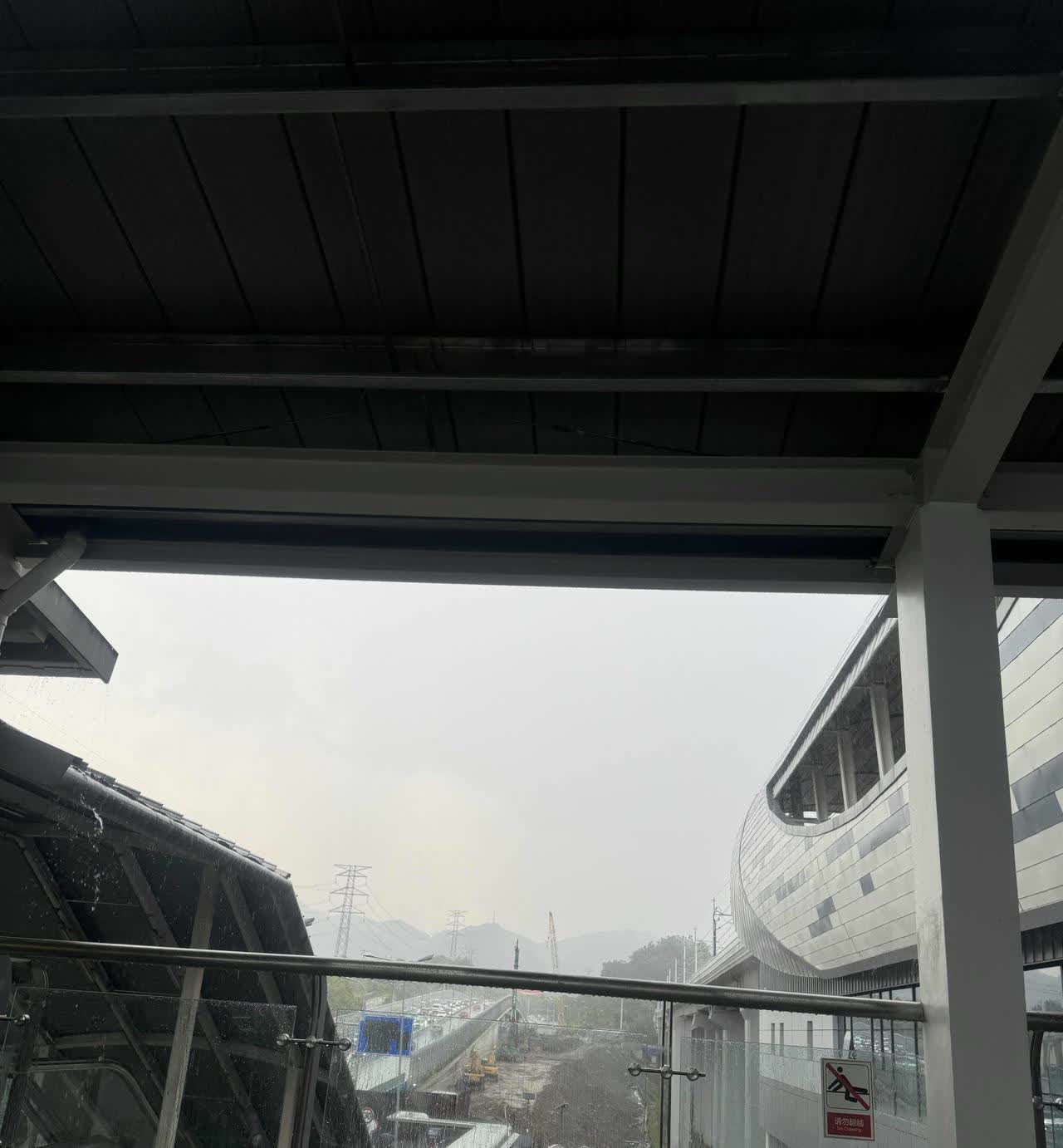 下班的路上，经过一座桥梁下，我正走着后面来了一个骑摩托车的女的，也就三十岁不到，