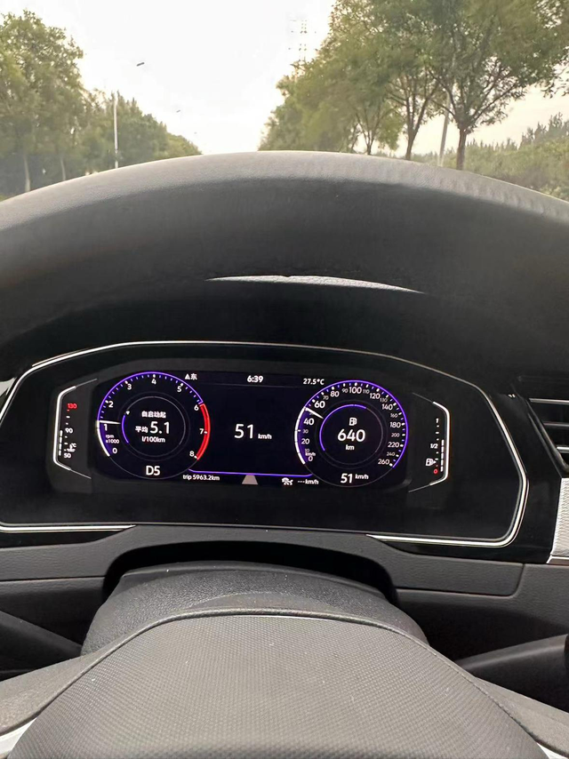 23款迈腾330豪华真实油耗
本人上加班通勤25公里，红绿灯12个，大多时速都是